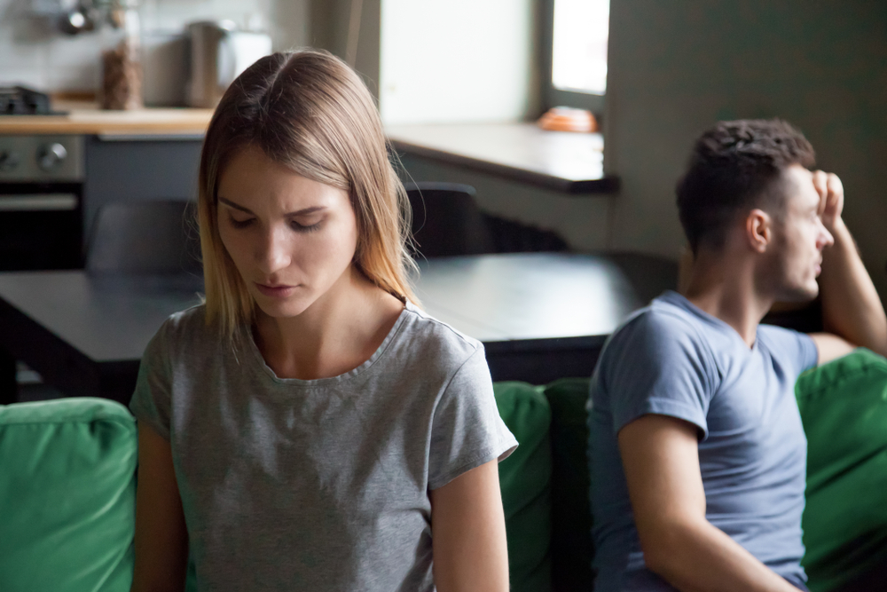 Vrouw en man kijken bedenkelijk