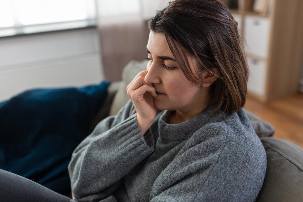 Vrouw op de bank kijkt bedenkelijk